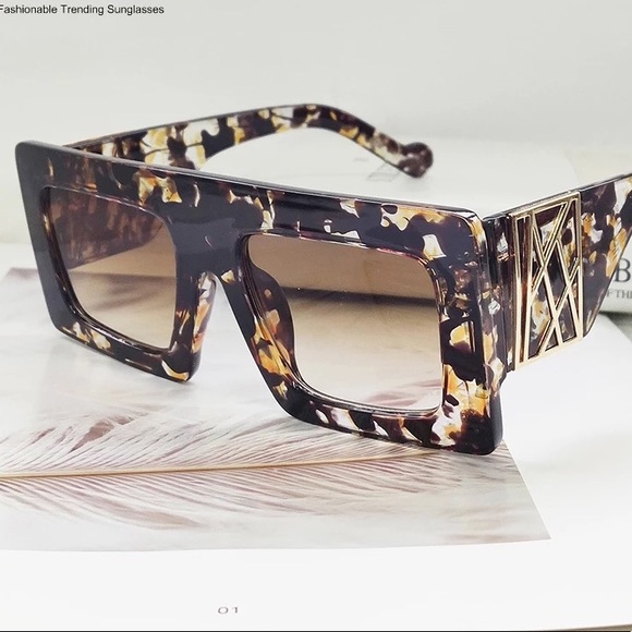 Posh Tortie Luxe Oversized Sunglasses - Picture 3 of 3